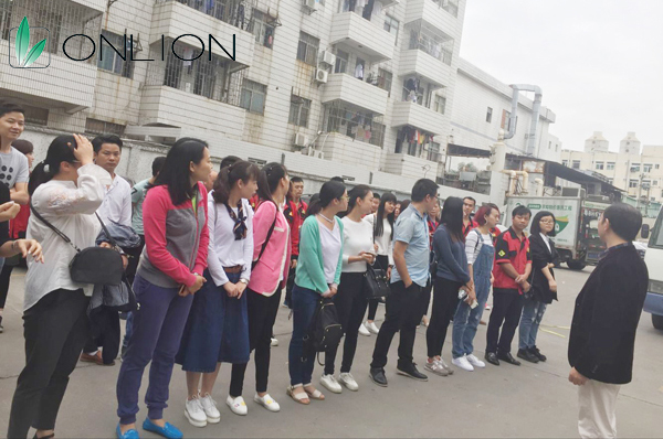 歐恩照明員工排隊前往醫院體檢