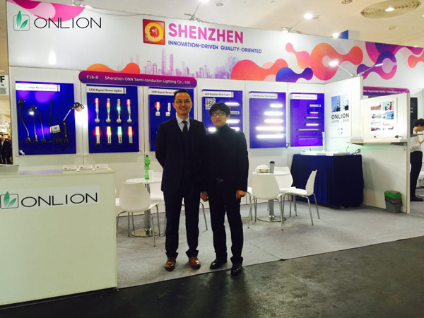 寶安區領導和歐恩照明鄭總合影